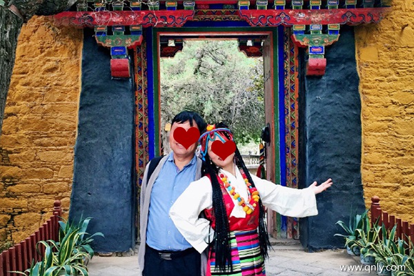 打算约上最好的朋友一起去西藏玩，我还想坐火车去西藏看沿线的风景呢，怎么安排可以玩得比较好？现在坐火车去西藏旅游需要多少钱？去西藏旅游一趟费用是多少钱？到了西藏可以看哪些景点？坐火车去西藏旅游路线怎么安排？初次进藏旅游有什么需要注意的？坐火车去西藏旅游注意事项有哪些？