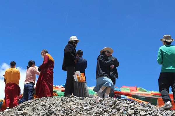 2个人预算1万去西藏够吗？